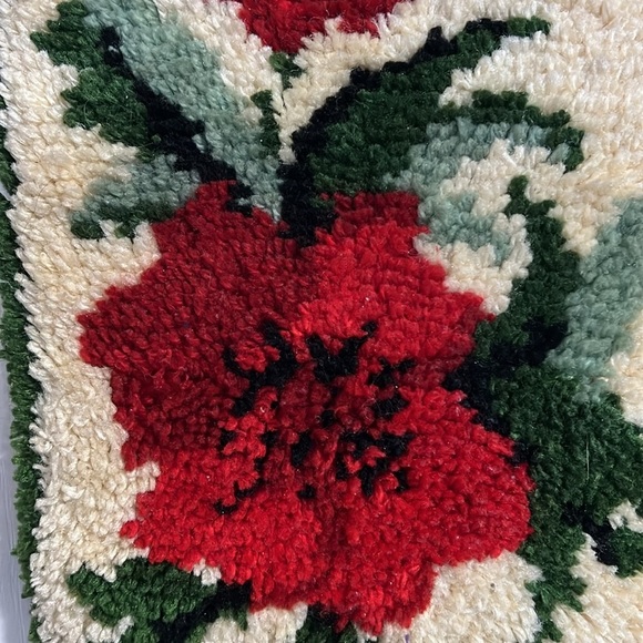 Vintage Latch Hook Rug Wall Art, red florals, Woven Fibre Wall Hanging - Picture 5 of 8